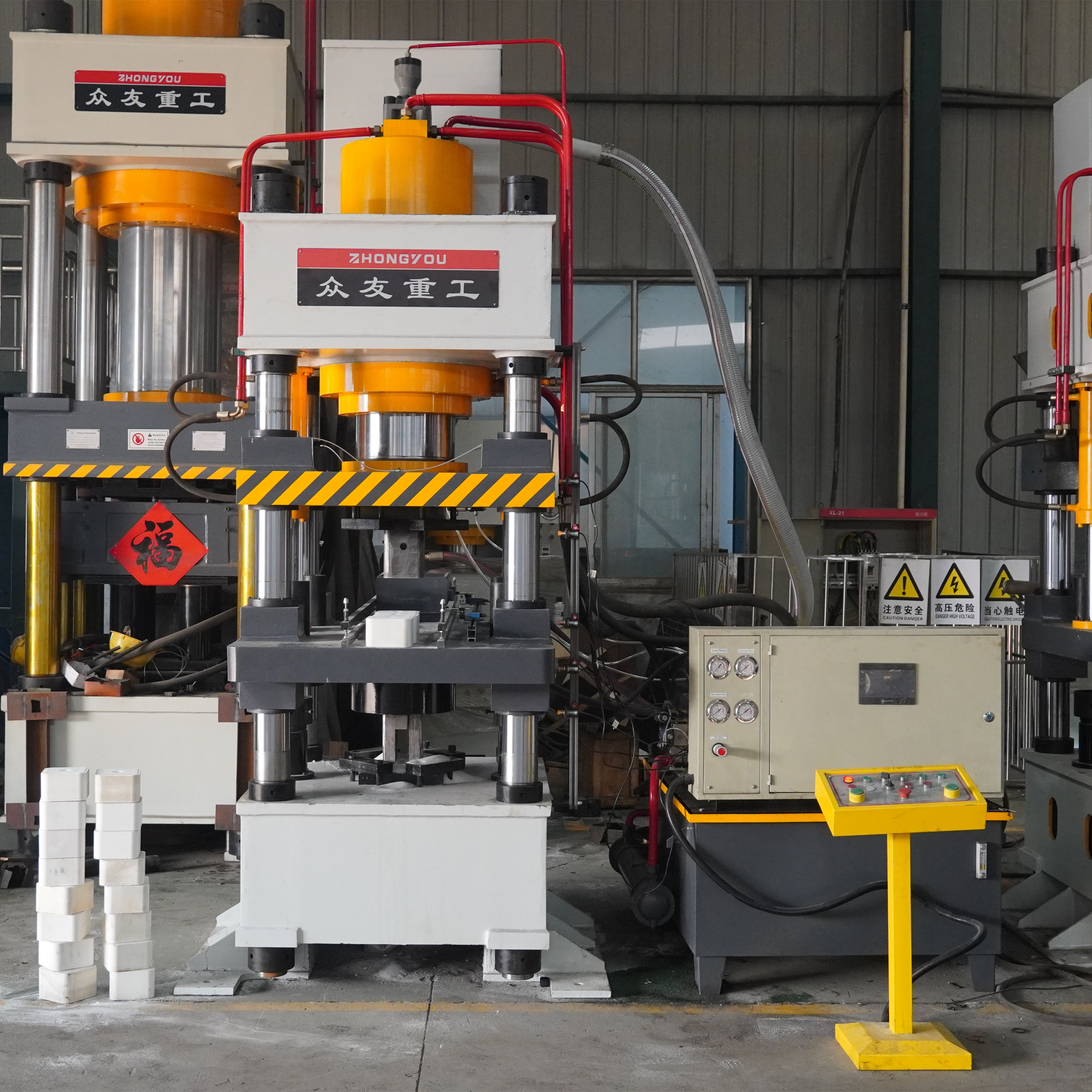 315吨牛羊舔砖液压机 315T牛羊舔盐压块压力机 四梁四柱油压机