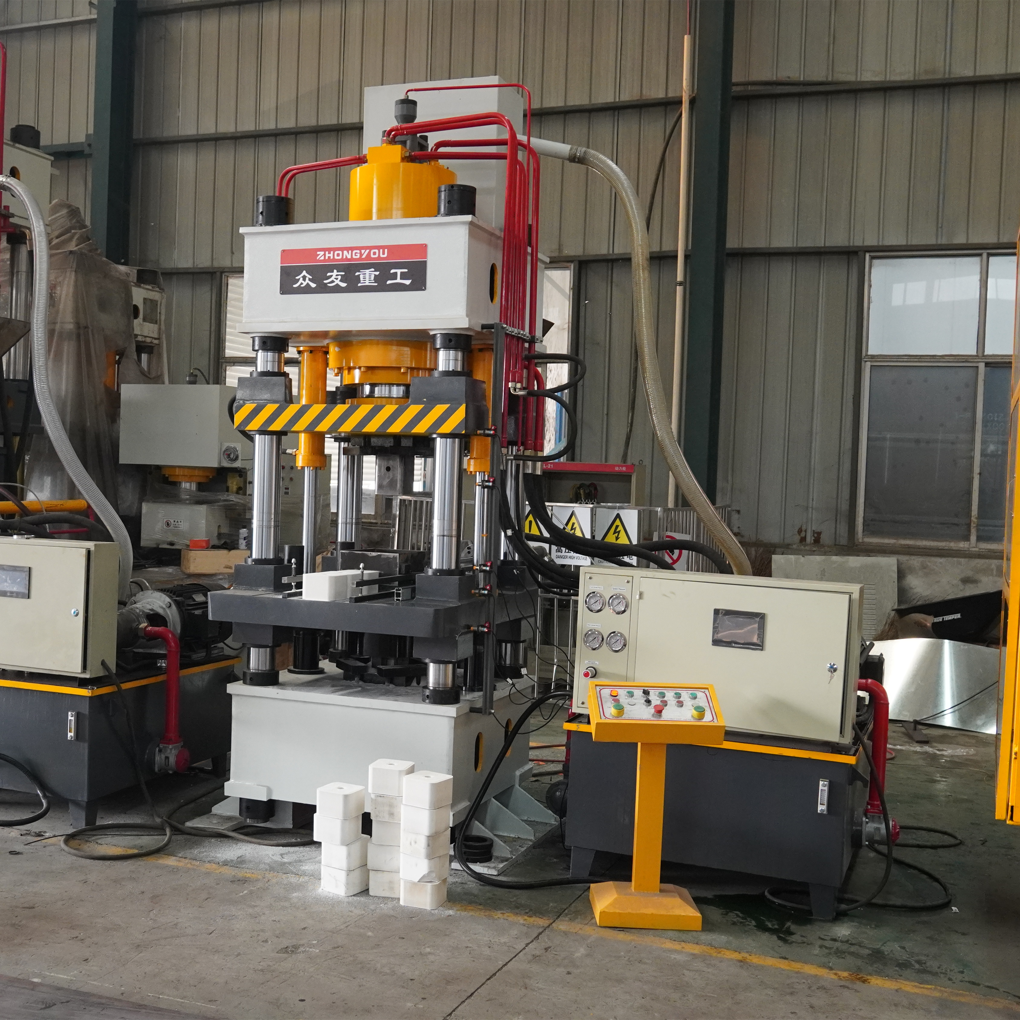 315吨牛羊舔砖液压机 315T牛羊舔盐压块压力机 四梁四柱油压机